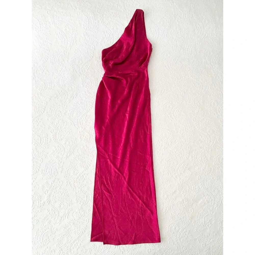 NWOT Lulus Mesmerizing Aura Red Satin One-Shoulder Tulip Maxi Dress Small - Picture 2 of 7